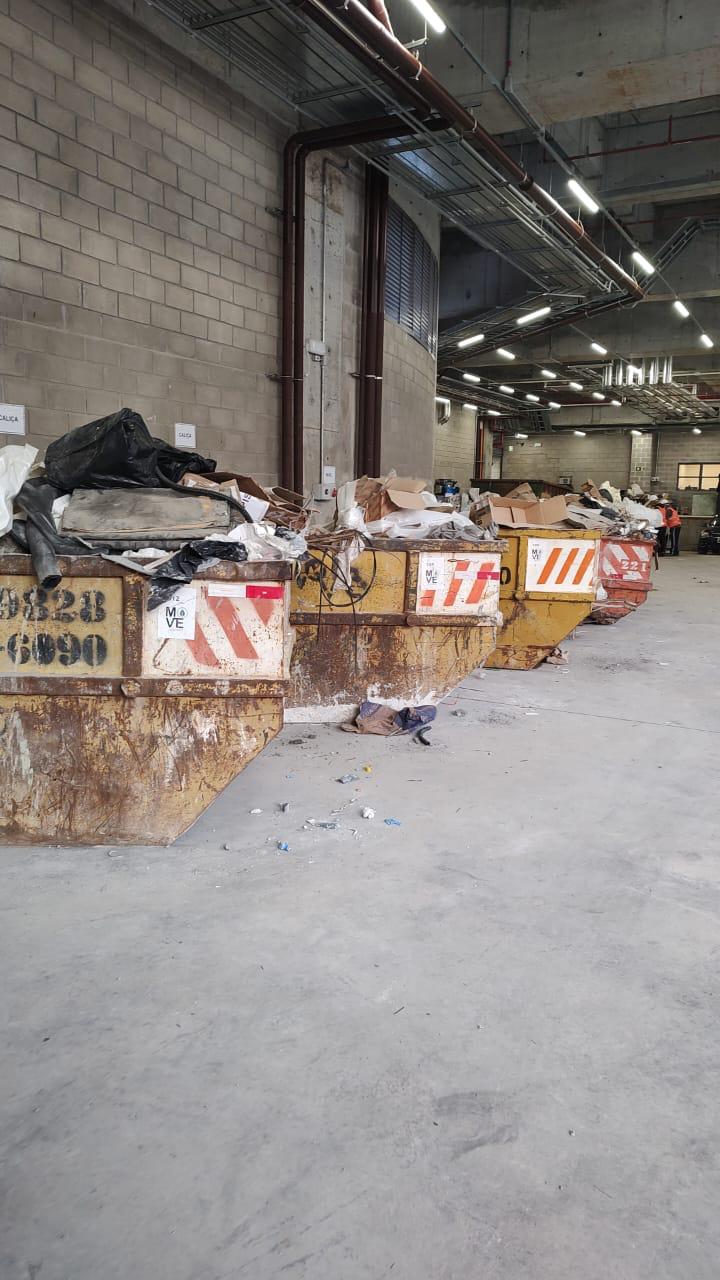 Containers da Move organizados em galpão de triagem.