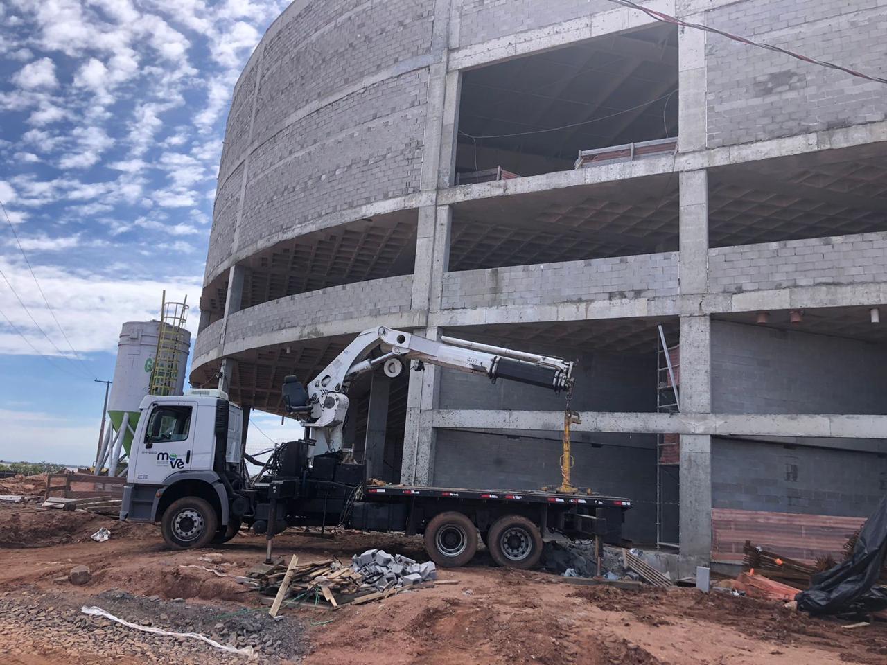 Caminhão munck da Move em operação em obra.