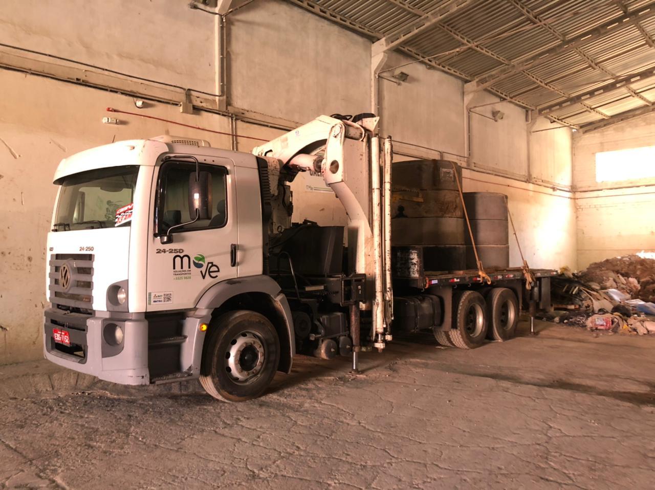 Caminhão da Move com guindaste articulado em galpão.